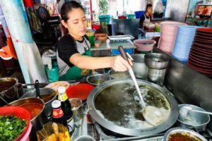 24-Hour Bangkok Street Food - Thai Egg Noodles and OOZING Soft Eggs! บะหมี่แห้งต้มยำพิเศษ