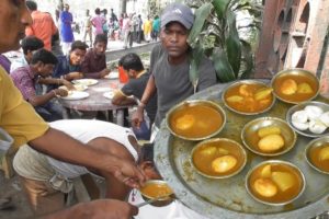 Bengali People Mad for Vat Aloo Dim Jhol (Rice Egg Potato Curry ) | Kolkata Street Food Loves You