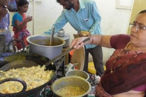 Energetic Marathi Madam Selling Huge Pakora /Bhaji (Snacks) | Street Food India Yavatmal