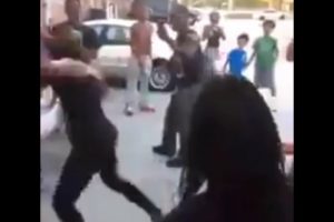 Hood fights (Girl fight) New) Girl Spits In Girl Face an Try’s To Run 2018
