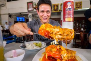 Huge DEEP FRIED River Shrimp - Thai Food at Legendary Kui Mong (กุ่ยหมง) Restaurant!