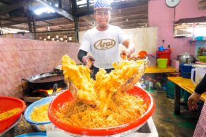 Malaysian Street Food - GENIUS MALAY FOOD in Terengganu, Malaysia!