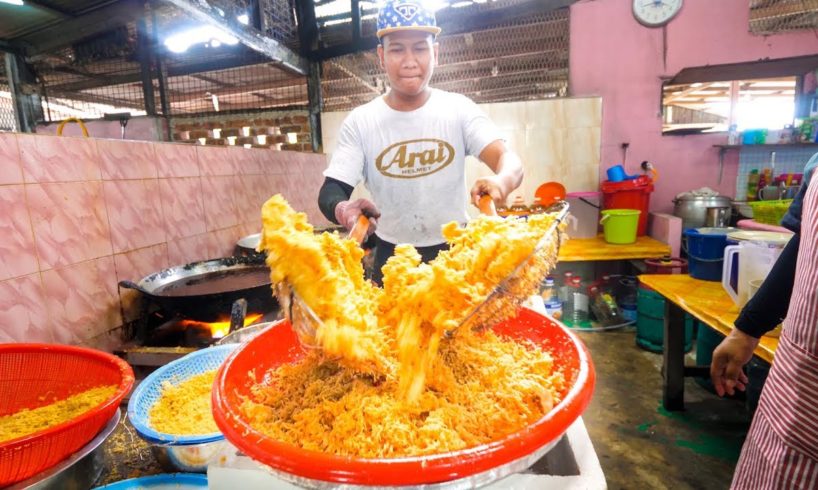 Malaysian Street Food - GENIUS MALAY FOOD in Terengganu, Malaysia!