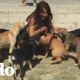 Mujer deja todo para salvar perros callejeros