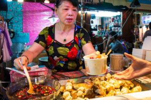 Raohe Night Market in Taipei: MUST-EAT Taiwan Street Food - Pepper Pork Buns & Bone Soup!