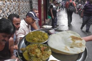 Tandoori Roti with 2 Veg Curry Only 30 rs | Best Street Food Kolkata Dacres Lane