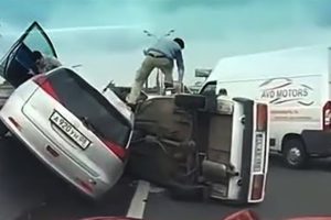 42 Examples of Dangerous Overtaking - Really Stupid Drivers !!!