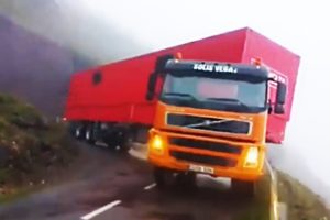 Amazing Trucks Driving Skills - Awesome Semi Trucks Drivers #10