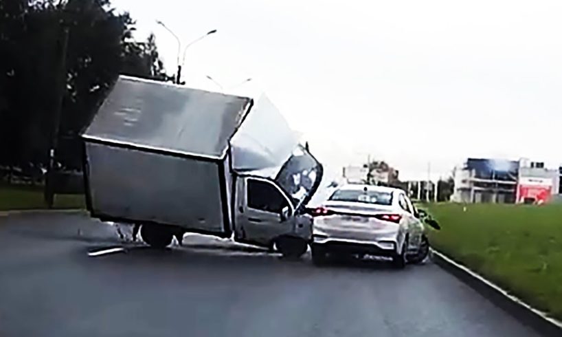 BEST OF WTF MOMENTS CAUGHT ON CAMERA 2017 - IDIOT DRIVERS and ROAD RAGE #643