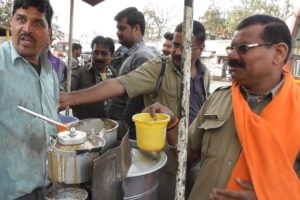 Best Daredevil Energetic Tea Seller in The World - Working with Fun - Street Food India