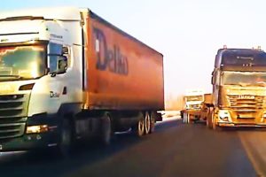 Crazy Semi Truck Drivers - Dangerous Overtaking