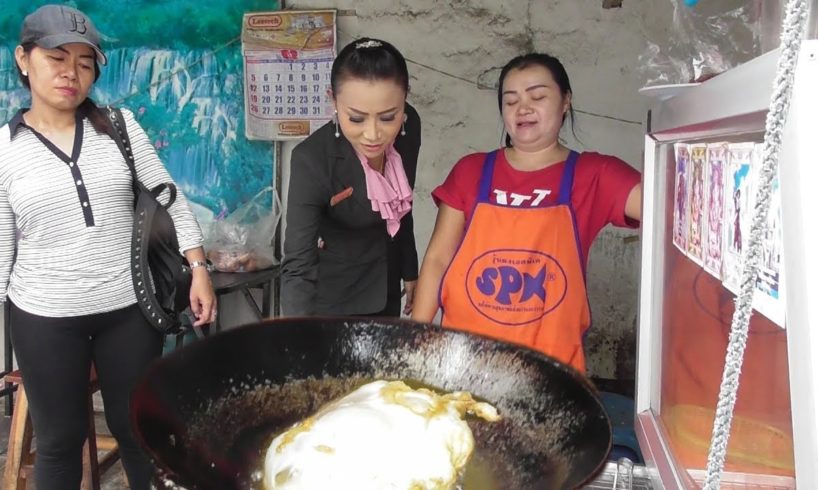 Customer Herself Preparing Egg Fry | Bangkok Street Food