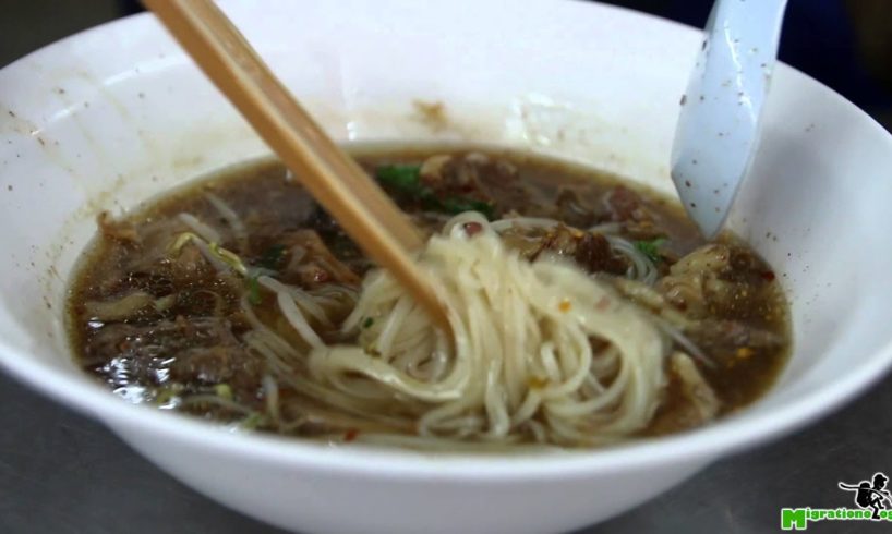 GIANT Thai Beef Noodles & Braised Goat at Wattana Panich (วัฒนาพานิช-ก๋วยเตี๋ยวเนื้อ)