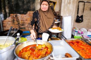 Halal Thai Street Food in Bangkok - AMAZING THAI CURRY and ROTI Food Tour!