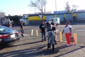 Hood fights (Girl fights) New)Girls Fighting At The Hood Store 2018 A must See