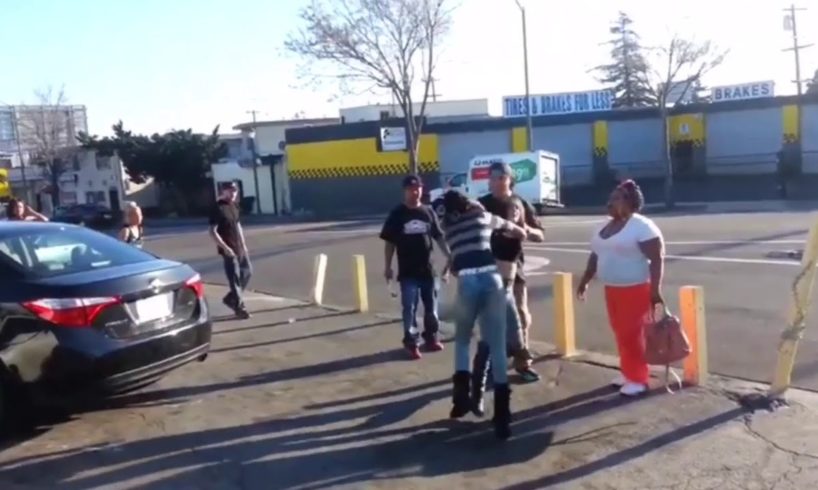 Hood fights (Girl fights) New)Girls Fighting At The Hood Store 2018 A must See