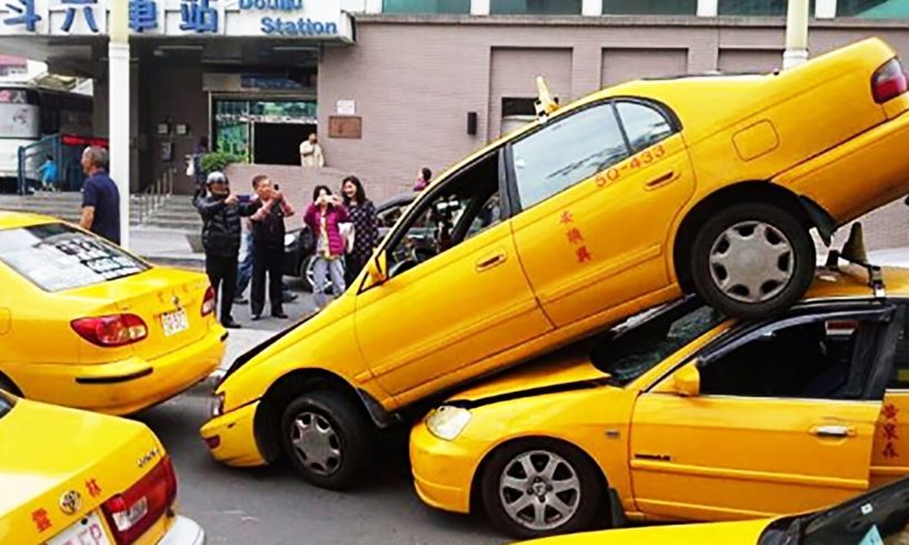 IDIOT TAXI DRIVERS 2017 - Crazy Taxi driving on city streets & highway - Car Fails & Road Rage