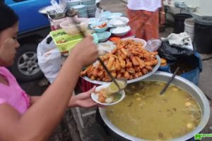 Myanmar Street Food - DELICIOUS Mohinga (မုန့်ဟင်းခါး) in Yangon!