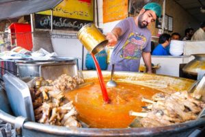 Pakistani Street Food - GOAT FEET JACUZZI + Tour of Walled City of Lahore, Pakistan!
