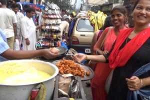 People Enjoying Kolkata ka Delicious Masala Muri / Dal Pakoda / Dahi Vada | Street Food India