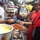 People Enjoying Kolkata ka Delicious Masala Muri / Dal Pakoda / Dahi Vada | Street Food India
