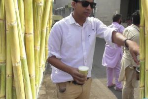People Enjoying Sugarcane Juice in Delhi | Summer Favorite Drink for All | Street Food Loves You