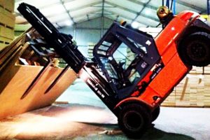 TOTAL IDIOTS AT WORK!  Forklift Fails 2017