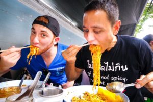 Thai Street Food in Bangkok - MOST POPULAR LUNCH Noodles in Downtown Silom, Thailand!