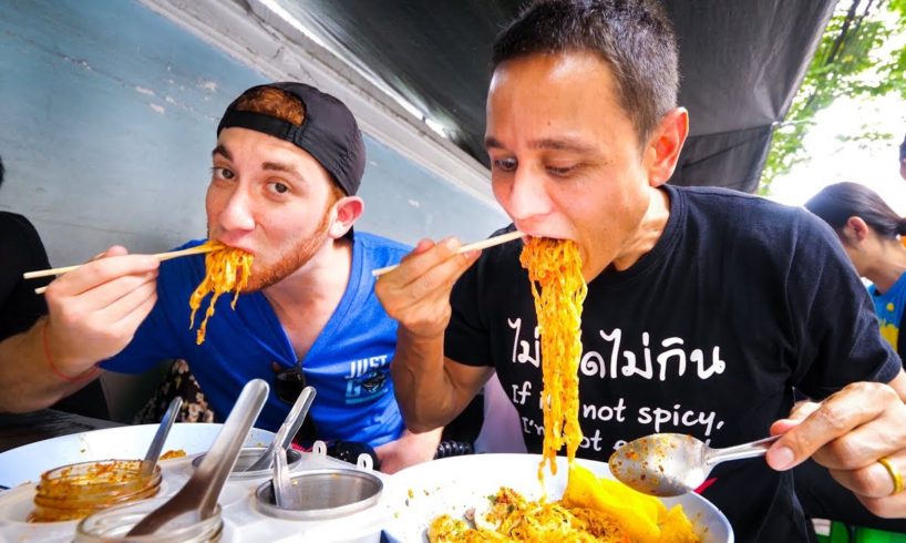 Thai Street Food in Bangkok - MOST POPULAR LUNCH Noodles in Downtown Silom, Thailand!