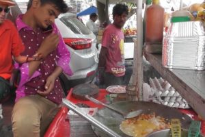 Young Man Preparing Egg (Anda) Bhurji | Delhi Street Food