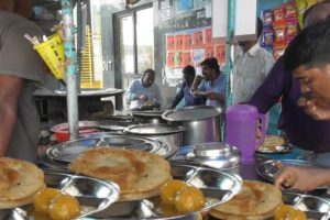 2 Piece Paratha with 2 Piece Alur Dum Only 20 rs Per Plate | Street Food Kolkata Exide More