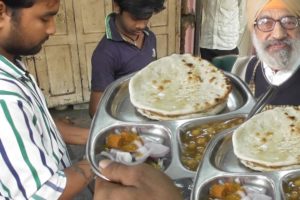 70 Years Old Sardar Ji Ke Mashoor Chhole Bhature - Punjabi Food in Lucknow