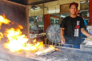 Best Filipino Food - Must-Eat GRILLED MILKFISH in Manila, Philippines!