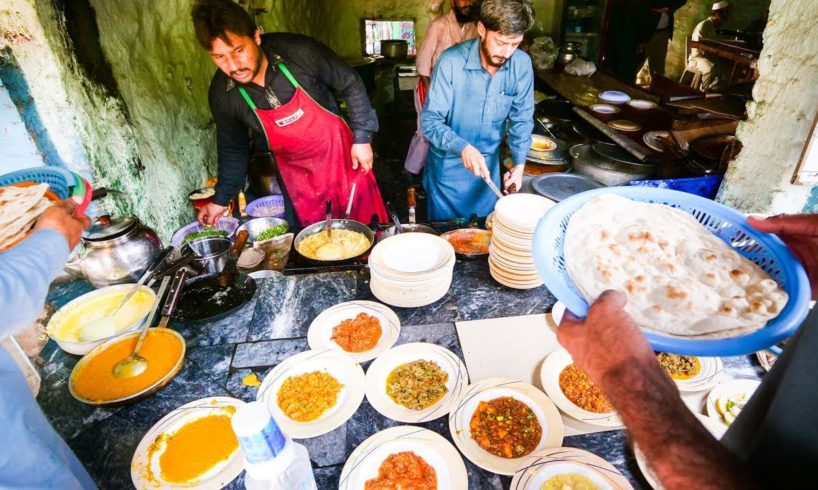 Best Street Food at Pakistan University - CRISIS OMELET in Islamabad | Pakistani Food Tour!