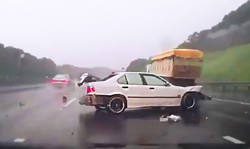 Car Crashes Compilation on wet roads! (Hydroplaning)