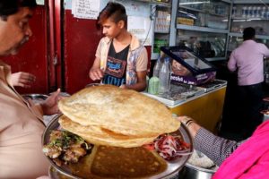 Chole Bhature ( 2 Piece ) @ 20 rs Only | Cheap & Best Street Food Lucknow
