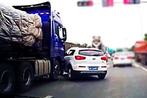 Driving Fails of the Day, 2018 October #866