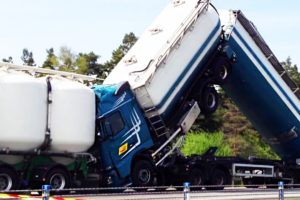 Epic Truck Drivers Fails 2017 - Ultimate Semi Trucks Driving Fails, Heavy Equipment Accidents