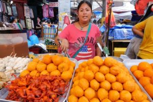 Filipino Street Food Tour - BALUT and KWEK KWEK at Quiapo Market, Manila, Philippines!