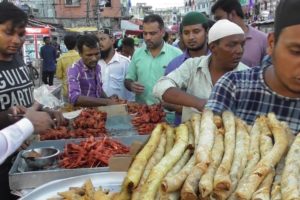 Huge Selling of Fry Chicken Roll | Chicken Samosa | Besides Charminar Hyderabad