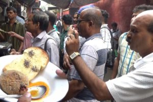 Kolkata People Enjoing Food at Famous Chitto Babur Dokan
