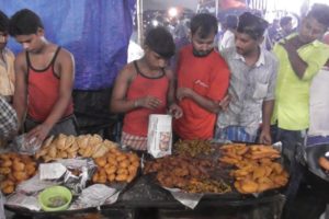 Kolkata People Enjoying Evening Street Food - Huge Pakora ( Snacks ) Selling - Indian Street Food