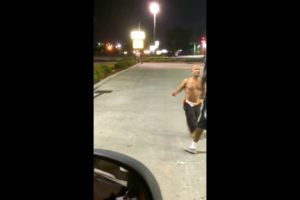 Midget Owns 6 Foot 5 Man in Epic Hood Fight At Gas Station!! In Chicago Hood Fights