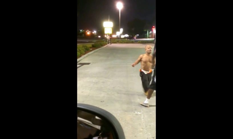 Midget Owns 6 Foot 5 Man in Epic Hood Fight At Gas Station!! In Chicago Hood Fights