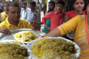 Over Thousands of People Eating Chicken & Mutton Biryani | Durga Puja 2018 Deshapriya Park Kolkata