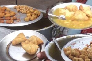 Roadside Food In India | Public Eating Vegetables Samosa (Singara) | Best Snacks Forever