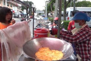 She is Hard Working - Rice with Egg Omelette & Chicken Fry - Thailand Street Food