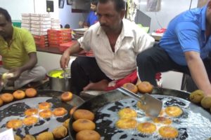 Special Aloo Tikki Chole Chaat @ 50 rs | Tewari Bros Barabazar Kolkata Veg Street Food