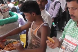 Street Food Kolkata | Crunchy Onion Pakoda - (Pyazi Pakora) | Indian Street Food