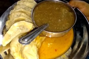Street Food Kolkata - See How 100's of People Eating Chicken Momo - Street Food India